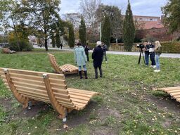 Dezernentin Doreen Mohaupt und Hagen Strese vom Bürgerverein Mitte bei der Übergabe der Hangsofas