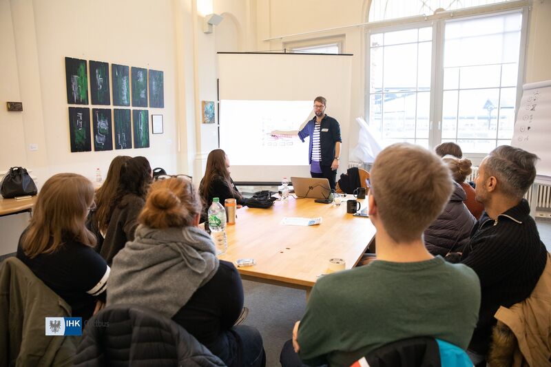 Workshop mit Filmregisseur Erik Schiesko. Źěłarnicka z filmowym režiserom Erikom Śiskom Foto: Christina Gaudlitz - © Anna Kossatz-Kosel