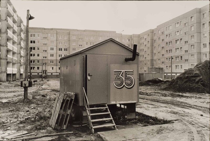 Thomas Kläber, Bauwagen im Neubaugebiet, 1984, Silbergelatineabzug © Thomas Kläber - © Thomas Kläber