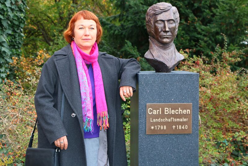 Carl-Blechen-Büste mit Künstlerin Frau Ekaterina Orba