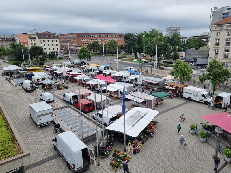 Blick auf den Wochenmarkt auf dem Stadthallenvorplatz