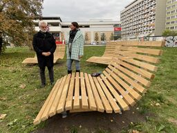 Dezernentin Doreen Mohaupt und Hagen Strese vom Bürgerverein Mitte bei der Übergabe der Hangsofas