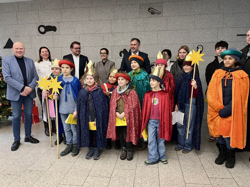 Sternsinger und Rathausspitze beim Dreikönigssingen