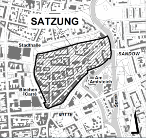 Schwarz-weißer Lageplan zur Gestaltungssatzung der Altstadt Cottbus/Chóśebuz mit schraffiertem Geltungsbereich zwischen Stadthalle, Sandow und Spree.