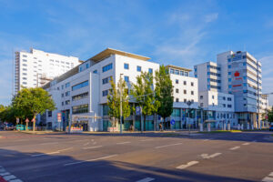 Das Technische Rathaus der Stadt Cottbus/Chóśebuz steht an einer breiten Kreuzung.