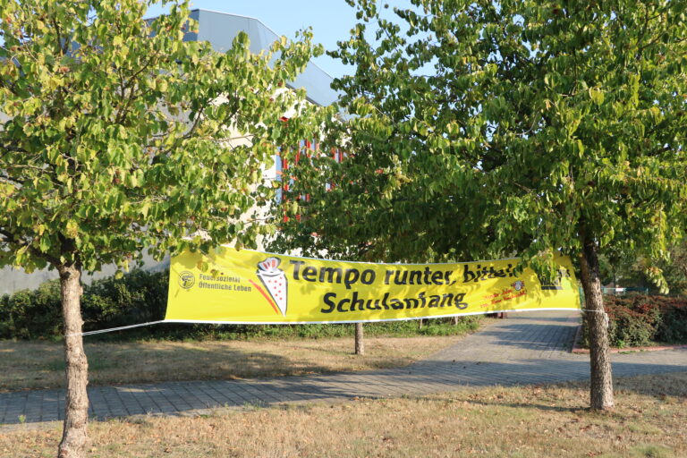 Banner "Tempo runter, Schulanfang"