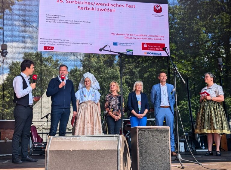 Beim 15. Sorbischen/wendischen Fest stehen Tobias Schick, Dan Schneider, Catherine Connolly und Hanno Pevkur mit weiteren Gästen auf der Bühne.