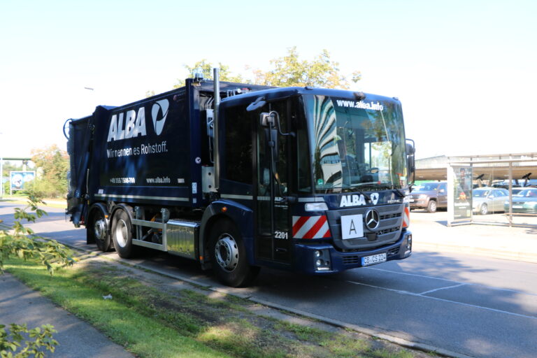 Ein dunkelblauer ALBA-Abfallwagen steht in Cottbus auf der Straße und erinnert an die Entsorgung nach dem ver.di-Streik bei ALBA Lausitz.