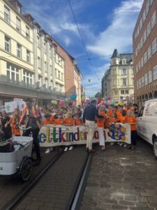 Beim 33. Weltkindertag in Cottbus/Chóśebuz ziehen Kinder mit bunten Ballons, Transparenten und der Kinderkarawane durch die Innenstadt.