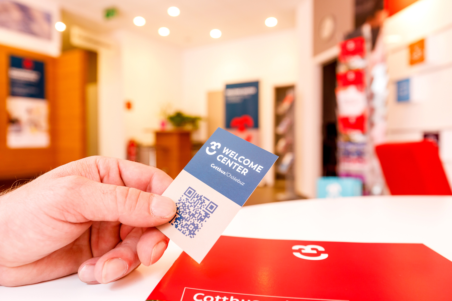 85e9819323a9c1fee02699d9d25f662daf21fe3a638c6858573c406857619a39.jpg#Andreas Franke, #Schild, #Verwaltung, #Verwaltungsgebäude, #Wegweiser, #Welcome-Center