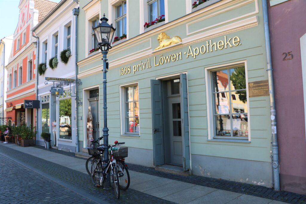 Die historische Löwen-Apotheke mit der Aufschrift „1568 privil. Löwen-Apotheke“ und dem Apothekenmuseum prägt die Altstadt von Cottbus.