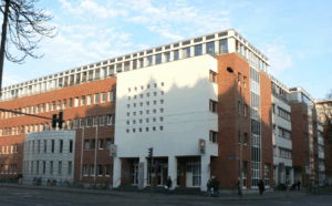 Das mehrstöckige Gebäude des Jobcenter Cottbus an einer Straßenecke steht im Kontext des Arbeitsmarkt- und Integrationsprogramms 2026.