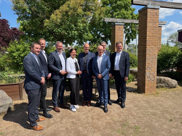 OB Tobias Schick, Bürgermeisterin Doreen Mohaupt mit den Vertretern der Wohnungswirtschaft