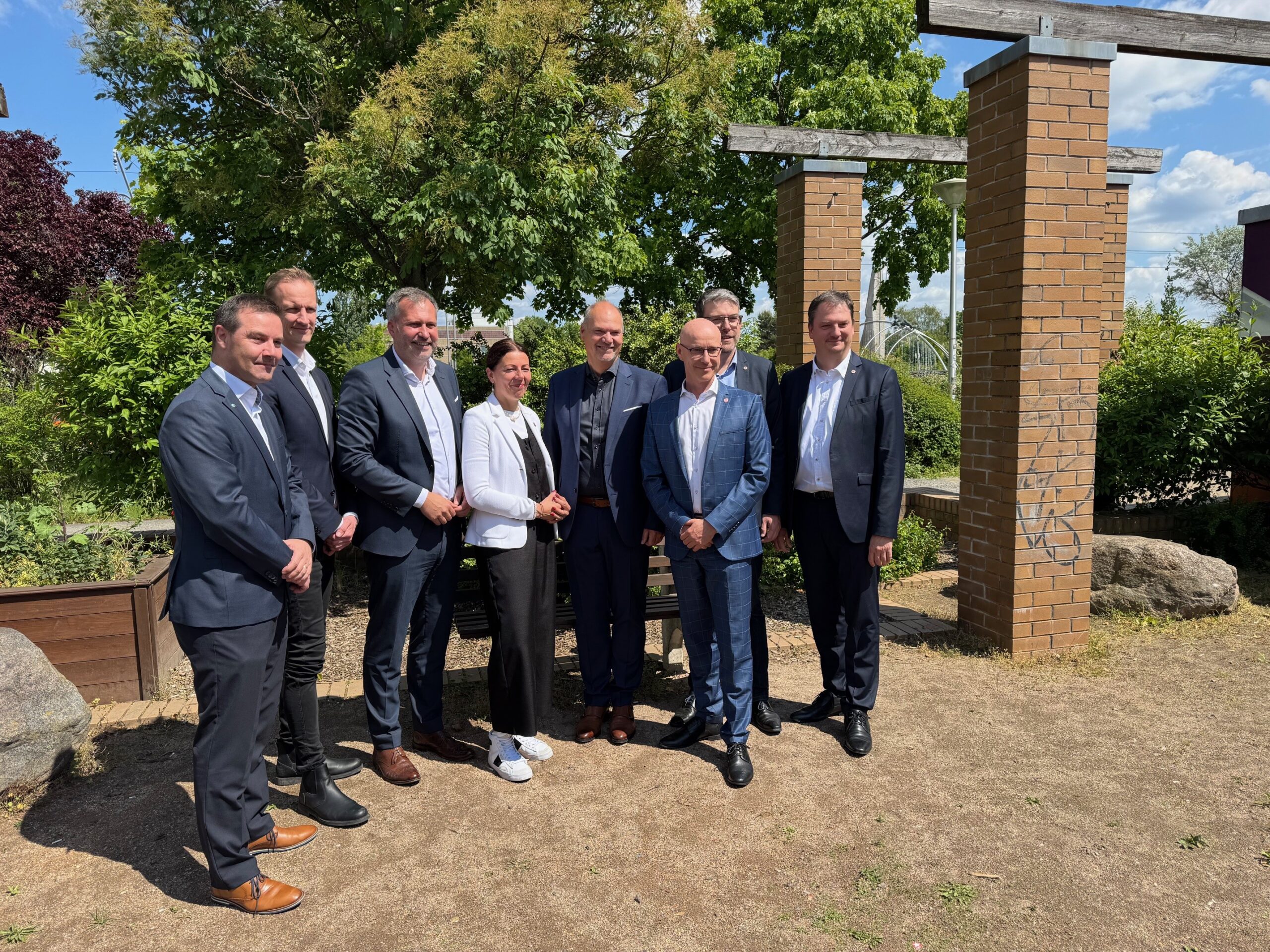 OB Tobias Schick, Bürgermeisterin Doreen Mohaupt mit den Vertretern der Wohnungswirtschaft