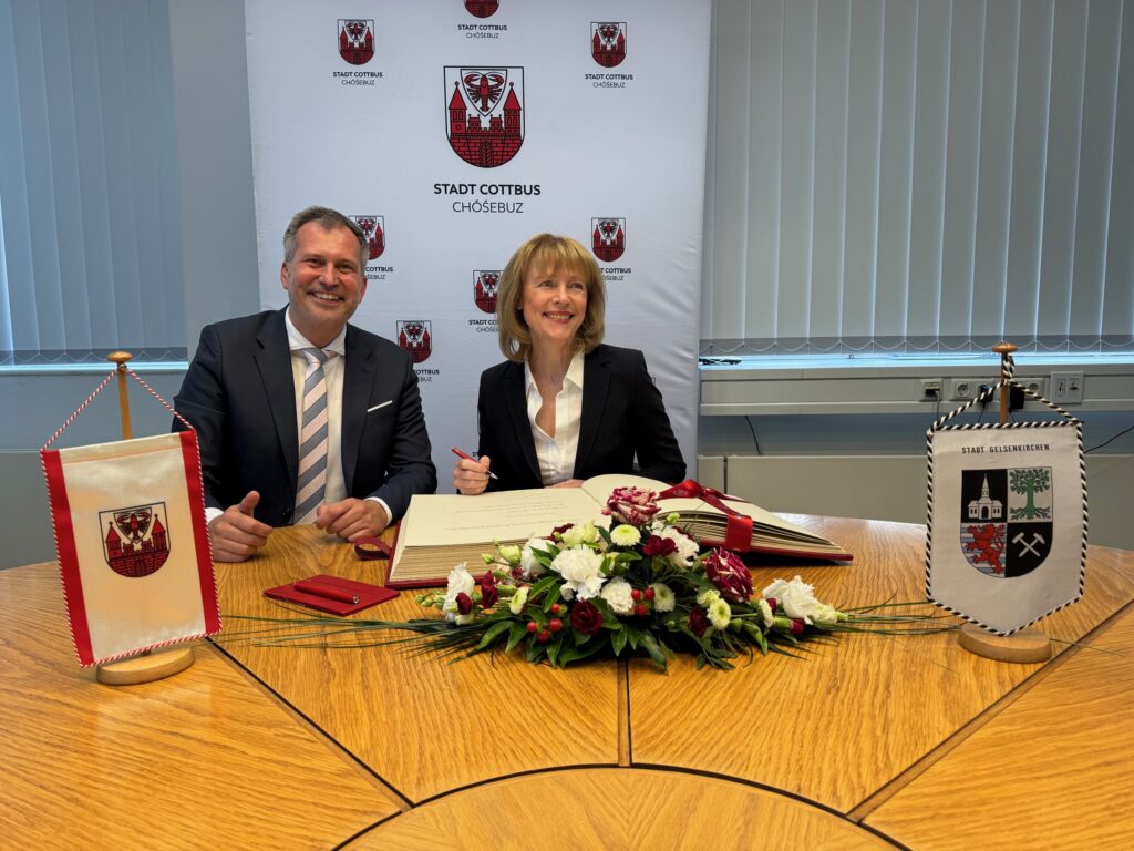 Gelsenkirchens Oberbürgermeisterin Karin Welge hat sich in das Goldene Buch der Stadt Cottbus/Chóśebuz eingetragen.