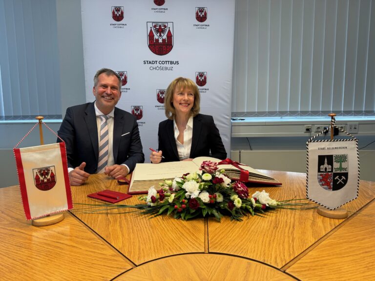 Gelsenkirchens Oberbürgermeisterin Karin Welge hat sich in das Goldene Buch der Stadt Cottbus/Chóśebuz eingetragen.