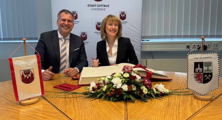 Gelsenkirchens Oberbürgermeisterin Karin Welge hat sich in das Goldene Buch der Stadt Cottbus/Chóśebuz eingetragen.