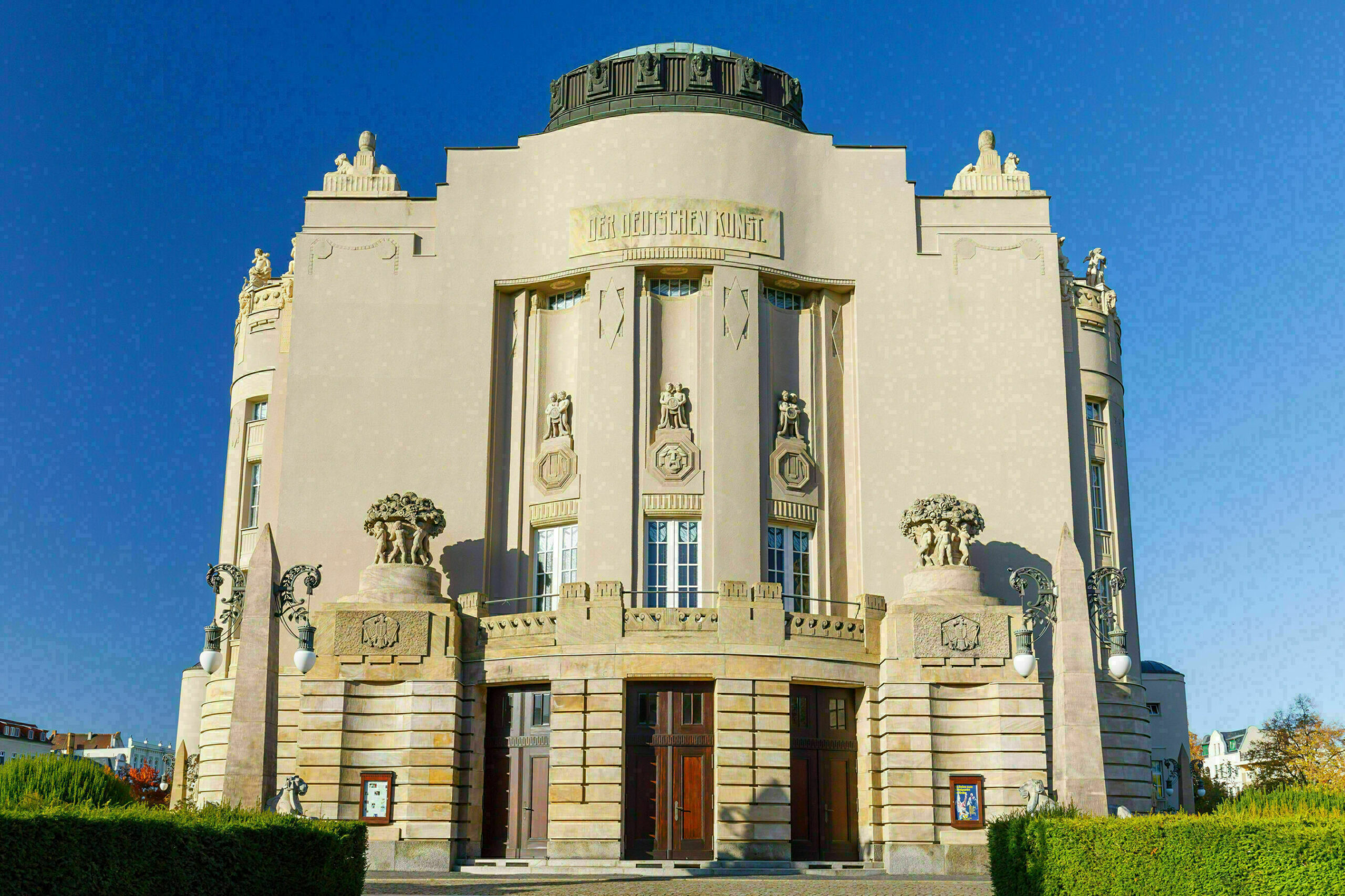 Architekturführung durch und um das Große Haus des Staatstheaters Cottbus