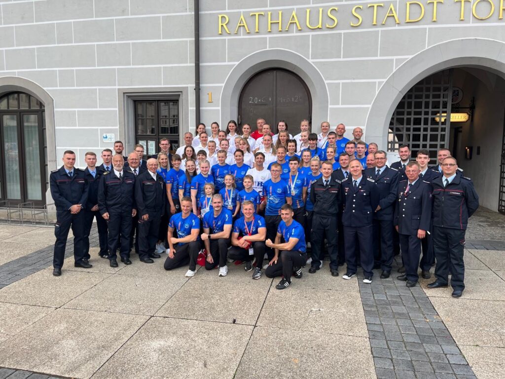 Alle Mannschaften Brandenburg vor dem Rathaus Torgau mit Prasidenten des Landesfeuerwehrverband Brandenburg