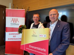 Ehrenamtskarte unterstützt freiwillige uneigennützige Arbeit. Siegfried Grawunder (l.) ist mit dem Sandower Warmbad einer der Partner für die Ehrenamtskarte – zur Freude auch von Dezernent Thomas Bergner
