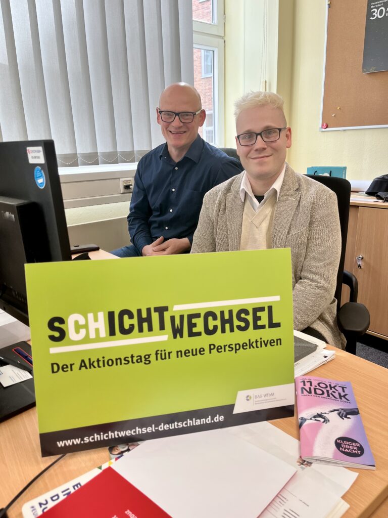 Aang Brüst (rechts) hat im Rahmen des Projekts S(ch)ichtwechsel Verwaltungsluft geschnuppert