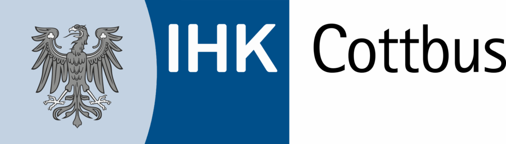 Logo der IHK Cottbus mit dem brandenburgischen Adler, blau-weißer Farbfläche und schwarzer Schrift.
