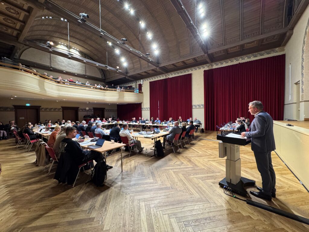 Oberbürgermeister auf der 15. Tagung der Stadtverordnetenversammlung