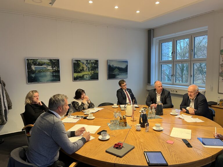 Stadtoberhäupter Lausitzer Kommunen für mehr Videoeinsatz, politische Bildung und Polizeipräsenz