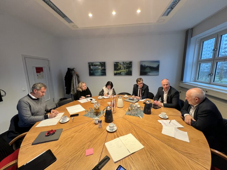 Stadtoberhäupter Lausitzer Kommunen für mehr Videoeinsatz, politische Bildung und Polizeipräsenz