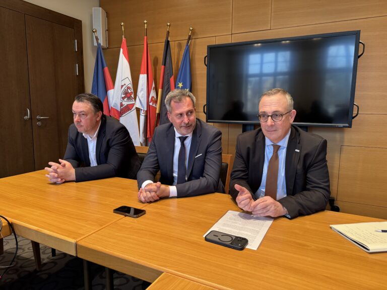 SWC-Geschäftsführer Vlatko Knezevic, Oberbürgermeister Tobias Schick und Leag-Vorstand Adi Roesch