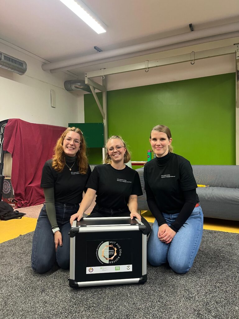 Mut aus dem Koffer mit (v.l.n.r.) Mira Weißflog, Judith Oelsch und Sandra Jurack