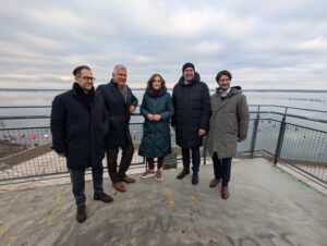 Staatsministerin Kaiser und Oberbürgermeister Schick am Merzdorfer Turm – Austausch zur Zukunft des Cottbuser Ostsees