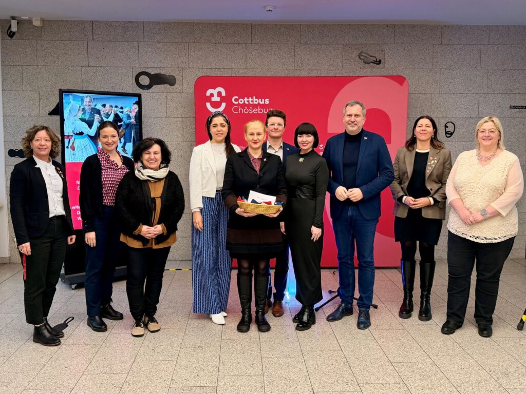 v. l.: Dezernentin Eike Belle, Hanka Rjelka (LK OSL), Kati Struck (LK GR), Rommy Ruff (LK SPN), Anna Kossatz-Kosel (CB), Thomas Korch (LK BZ), Sabrina Kuschy (LK LDS), OB Tobias Schick, Bürgermeisterin Doreen Mohaupt, Dezernentin Heike Kolter