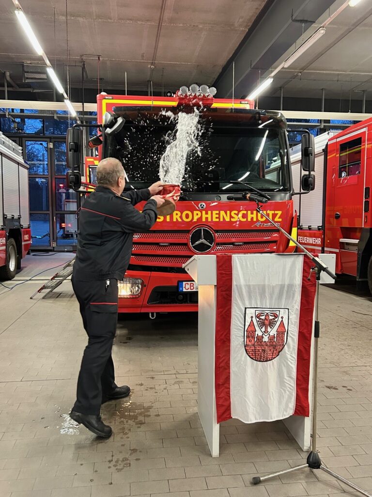 Übergabe von fünf neuen Fahrzeugen an Feuerwehr und Notfallseelsorge