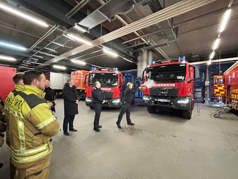 Übergabe von fünf neuen Fahrzeugen an Feuerwehr und Notfallseelsorge