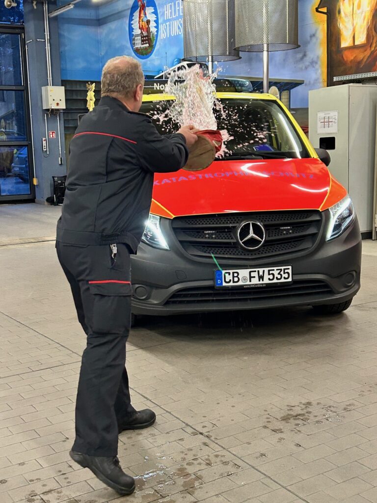 Übergabe von fünf neuen Fahrzeugen an Feuerwehr und Notfallseelsorge