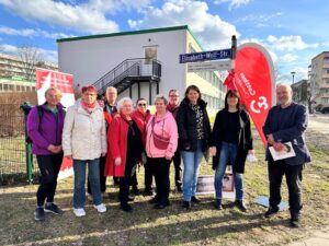 Einweihung Zusatzschild für Elisabeth Wolf