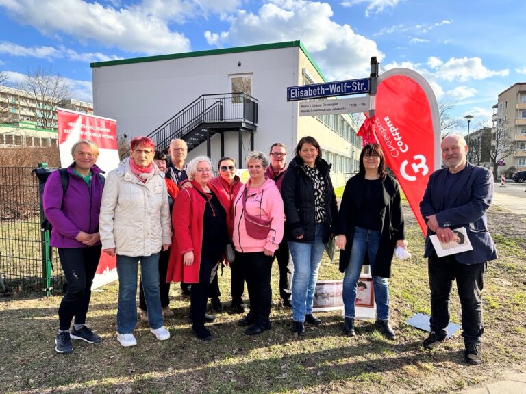 Einweihung Zusatzschild für Elisabeth Wolf