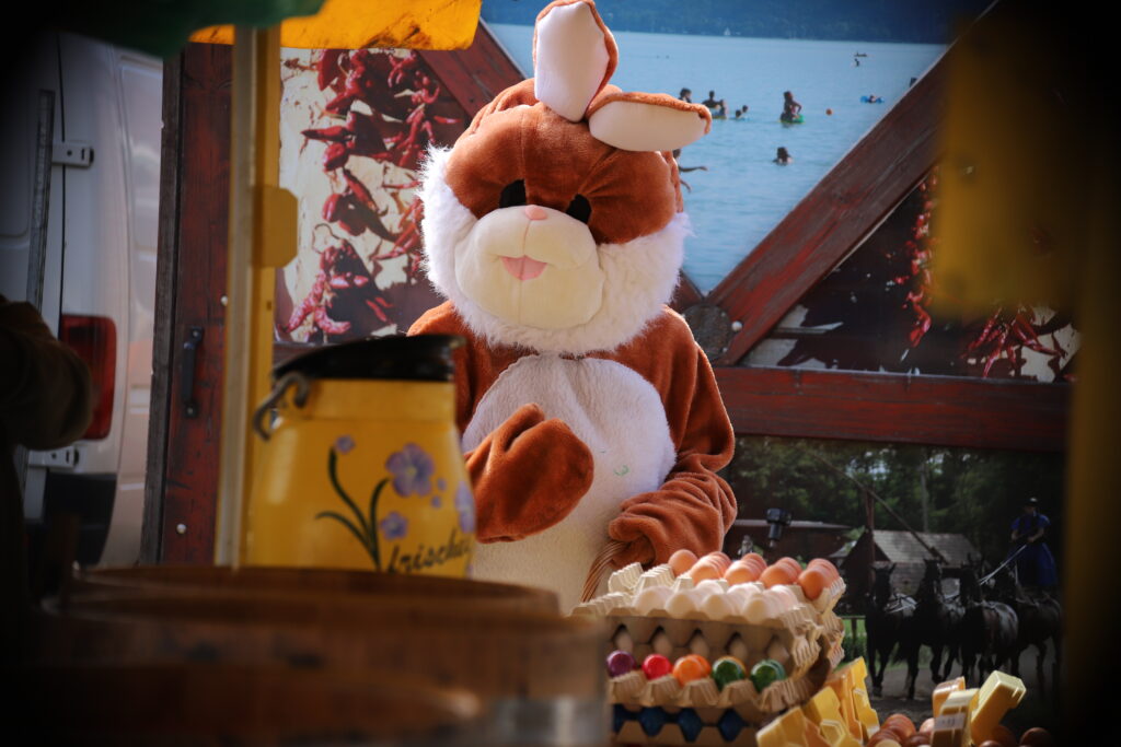 Osterhase besucht Cottbuser Wochenmarkt