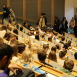 Beim Studien-Info-Tag am Zentralcampus Cottbus sitzen viele Studierende in einem Hörsaal und warten auf Vorträge, Workshops und Führungen.