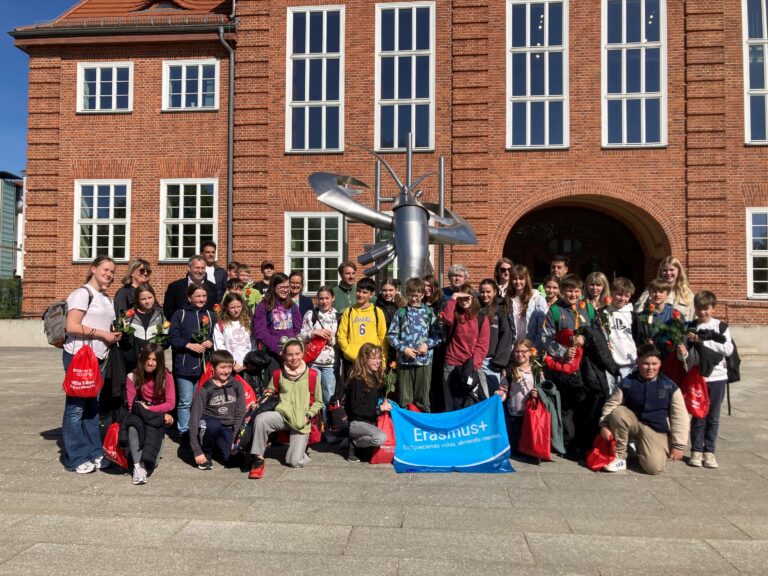 Beim Empfang durch Oberbürgermeister Tobias Schick versammeln sich Schülerinnen und Schüler der Reinhard-Lakomy-Grundschule mit Erasmus+ vor dem Rathaus.