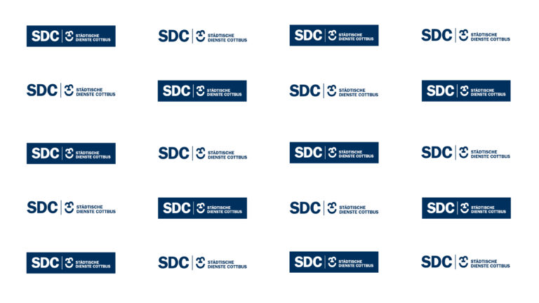 In Blau und Weiß erscheinen mehrere Logos von SDC und Städtische Dienste Cottbus GmbH vor weißem Hintergrund in einer klaren Wiederholung.