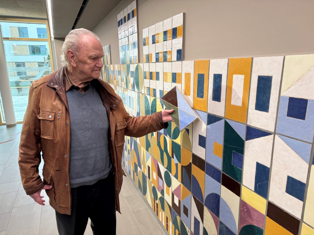 Wandbild von Horst Ring in Cottbuser Schule neu installiert