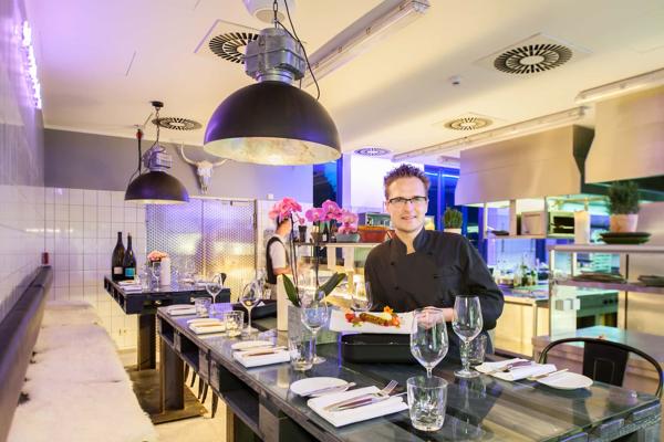 Küchenchef Uhlenbrock posiert in der Hotelküche, Foto: Hotel Esplanade Resort & Spa Bad Saarow
