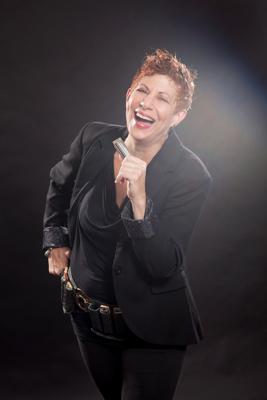Mitreißend präsentiert Kat Baloun bei Sommerklänge Blues, Soul und Rock und singt mit energiegeladener Mimik und Mundharmonika auf der Bühne.