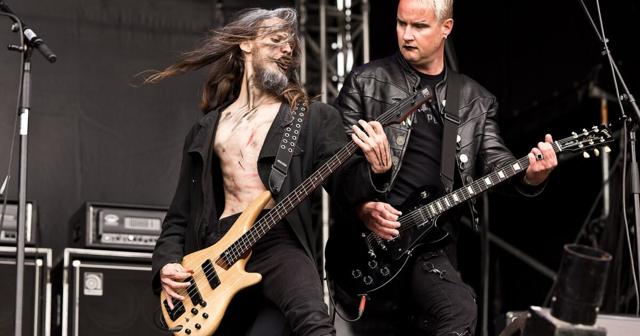 Beim Konzert im Kulturhof Lübbenau spielt Ragnaröek vor dunkler Bühnenkulisse mit zwei Musikern an E-Gitarren und kraftvollem Live-Sound.