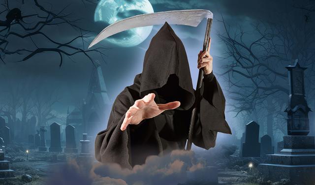 Ein vermummter Sensenmann mit Sichel steht in einem düsteren Friedhof unter Vollmond und verweist auf die Death Comedy im Plastinarium Guben.