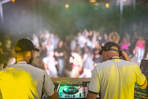 Bei der Fritzparty legen die Fritz-DJs im Ostdeutschen Rosengarten auf, während das Publikum vor der Bühne gemeinsam zu sommerlichen Beats tanzt.
