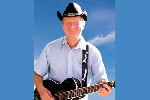 Bei Tom’s Daddy an Bord der Santa Barbara spielt ein Musiker mit schwarzem Cowboyhut Gitarre und begleitet den Abend mit Live-Musik.