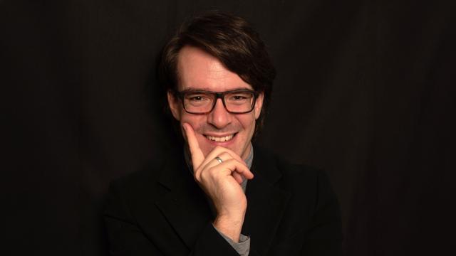 Riccardo Bozolo lächelt beim Klavierabend „Alle holden Töne“ und lässt mit Beethoven, Hummel und Weber die Musik der Kleist-Zeit lebendig werden.
